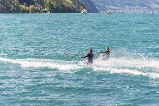 爱游戏app下载-“快艇冲浪：东三叉湖赛场极速角逐，掀起水上运动的新浪潮”